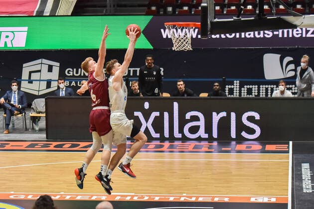 Chemnitz, Deutschland 19. April 2021: BBL - 2020 2021 - Niners Chemnitz vs. Hamburg Towers v. li. im Zweikampf Luis Figge (Chemnitz) und Justus Hollatz (Hamburg) Messe Chemnitz Sachsen Copyright: xFotostandx xDostmannx
