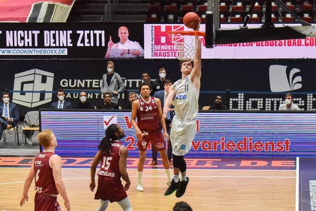 Chemnitz, Deutschland 19. April 2021: BBL - 2020 2021 - Niners Chemnitz vs. Hamburg Towers Korbleger von Maik Kotsar (Hamburg) Messe Chemnitz Sachsen Copyright: xFotostandx xDostmannx