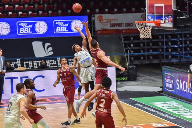 Chemnitz, Deutschland 19. April 2021: BBL - 2020 2021 - Niners Chemnitz vs. Hamburg Towers v. li. im Zweikampf T.J. Shorts (Hamburg) und Filip Stanic (Chemnitz) Messe Chemnitz Sachsen Copyright: xFotostandx xDostmannx