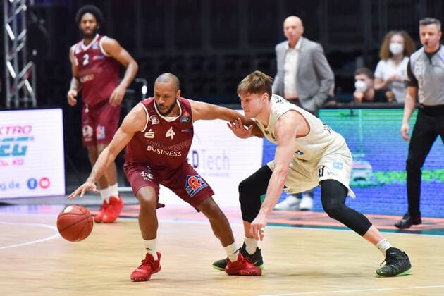 Chemnitz, Deutschland 19. April 2021: BBL - 2020 2021 - Niners Chemnitz vs. Hamburg Towers v. li. im Zweikampf Virgil Matthews (Chemnitz) und Justus Hollatz (Hamburg) Messe Chemnitz Sachsen Copyright: xFotostandx xDostmannx