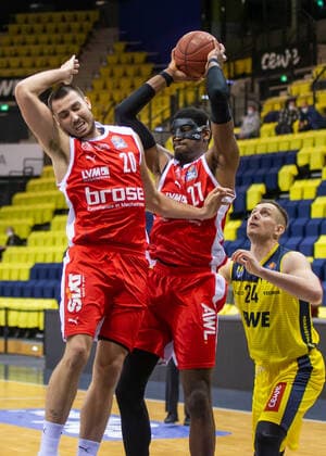 Oldenburg, Niedersachsen, DEU, 19.04.2021, Shevon Thompson (Mitte, Brose Bamberg), Chase Fieler (links, Brose Bamberg) und Rasid Mahalbasic (rechts, EWE Baskets Oldenburg). EWE Baskets Oldenburg vs. Brose Bamberg. 1. Basketball-Bundesliga Saison 2020 2021, 29. Spieltag, Grosse EWE Arena. EWE Baskets Oldenburg vs. Brose Bamberg