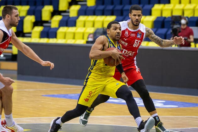 Oldenburg, Niedersachsen, DEU, 19.04.2021, Phil Pressey (EWE Baskets Oldenburg) und Tyler Larson (rechts, Brose Bamberg). EWE Baskets Oldenburg vs. Brose Bamberg. 1. Basketball-Bundesliga Saison 2020 2021, 29. Spieltag, Grosse EWE Arena. EWE Baskets Oldenburg vs. Brose Bamberg