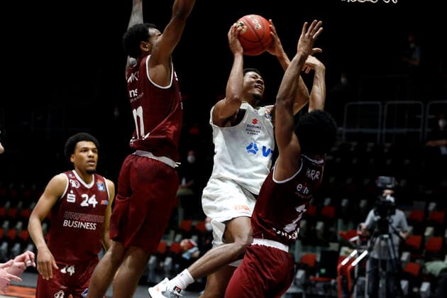19.04.2021, easyCredit Basketball Bundesliga, BBL, Saison 2020 2021, Herren, Chemnitz Niners - Hamburg Towers Isiaha Mike, Niners Chemnitz, Kameron Taylor, Hamburg Towers Chemnitz Messe Chemnitz Sachsen Germany