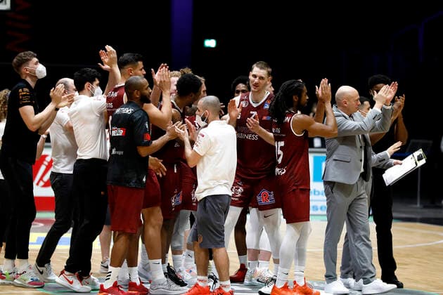 19.04.2021, easyCredit Basketball Bundesliga, BBL, Saison 2020 2021, Herren, Chemnitz Niners - Hamburg Towers Die Chemnitzer Mannschaft bedankt sich bei den wenigen Gästen in der Halle Chemnitz Messe Chemnitz Sachsen Germany