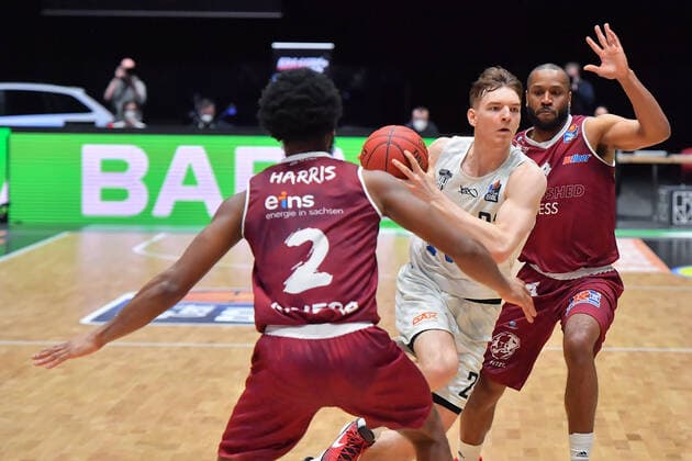 Chemnitz, Deutschland 19. April 2021: BBL - 2020 2021 - Niners Chemnitz vs. Hamburg Towers v. li. im Zweikampf Harris Terrell (Chemnitz), Justus Hollatz (Hamburg) und Virgil Matthews (Chemnitz) Messe Chemnitz Sachsen Copyright: xFotostandx xDostmannx