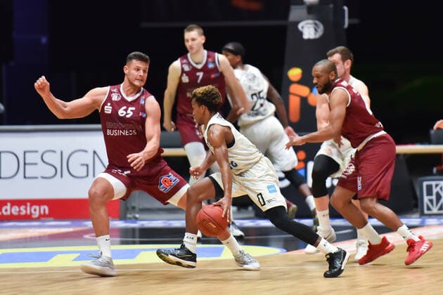 Chemnitz, Deutschland 19. April 2021: BBL - 2020 2021 - Niners Chemnitz vs. Hamburg Towers v. li. im Zweikampf Filip Stanic (Chemnitz) und T.J. Shorts (Hamburg) Messe Chemnitz Sachsen Copyright: xFotostandx xDostmannx