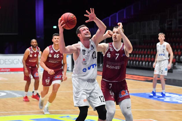 Chemnitz, Deutschland 19. April 2021: BBL - 2020 2021 - Niners Chemnitz vs. Hamburg Towers v. li. im Zweikampf Johannes Richter (Hamburg) und Jonas Richter (Chemnitz) Messe Chemnitz Sachsen Copyright: xFotostandx xDostmannx