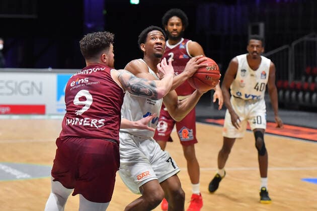 Chemnitz, Deutschland 19. April 2021: BBL - 2020 2021 - Niners Chemnitz vs. Hamburg Towers v. li. im Zweikampf Dominique Johnson (Chemnitz) und Kameron Taylor (Hamburg) Messe Chemnitz Sachsen Copyright: xFotostandx xDostmannx