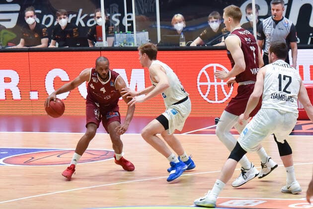 Chemnitz, Deutschland 19. April 2021: BBL - 2020 2021 - Niners Chemnitz vs. Hamburg Towers v. li. im Zweikampf Virgil Matthews (Chemnitz) und Jordan Swing (Hamburg) Messe Chemnitz Sachsen Copyright: xFotostandx xDostmannx