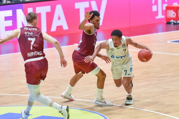 Chemnitz, Deutschland 19. April 2021: BBL - 2020 2021 - Niners Chemnitz vs. Hamburg Towers v. li. im Zweikampf George King (Chemnitz) und Kameron Taylor (Hamburg) Messe Chemnitz Sachsen Copyright: xFotostandx xDostmannx