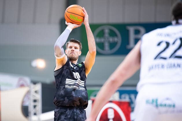 BARMER 2. Basketball Bundesliga ProA Playoff Spieltag 2 Saison 2020 2021 am 20.4.2021 Bayer Giants Leverkusen vs Science City Jena v.li. Andrew Smith (Jena) mit dem Wurf Ostermann Arena