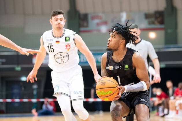 BARMER 2. Basketball Bundesliga ProA Playoff Spieltag 2 Saison 2020 2021 am 20.4.2021 Bayer Giants Leverkusen vs Science City Jena rechts Kasey Hill (Jena) am Ball. links Luca Finn Kahl (Leverkusen) Ostermann Arena