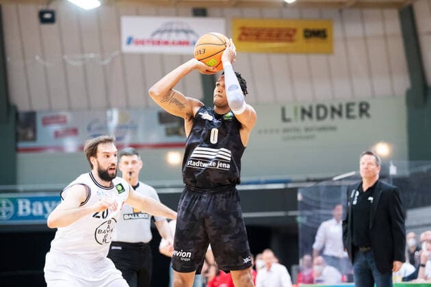 BARMER 2. Basketball Bundesliga ProA Playoff Spieltag 2 Saison 2020 2021 am 20.4.2021 Bayer Giants Leverkusen vs Science City Jena Mitte: Demarcus Holland (Jena) beim Wurf gegen JJ Mann (Leverkusen) Ostermann Arena