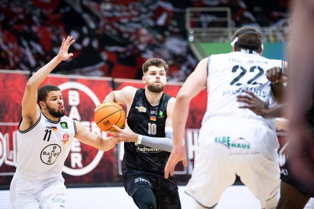 BARMER 2. Basketball Bundesliga ProA Playoff Spieltag 2 Saison 2020 2021 am 20.4.2021 Bayer Giants Leverkusen vs Science City Jena Mitte Julius Wolf (Jena) am Ball gegen links Sheldon Eberhardt (Leverkusen) Ostermann Arena