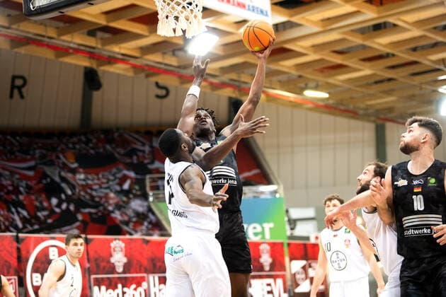 BARMER 2. Basketball Bundesliga ProA Playoff Spieltag 2 Saison 2020 2021 am 20.4.2021 Bayer Giants Leverkusen vs Science City Jena Mitte v.re. Norense Odiase (Jena) beim Korbleger gegen Eddi Edigin JR (Leverkusen) Ostermann Arena