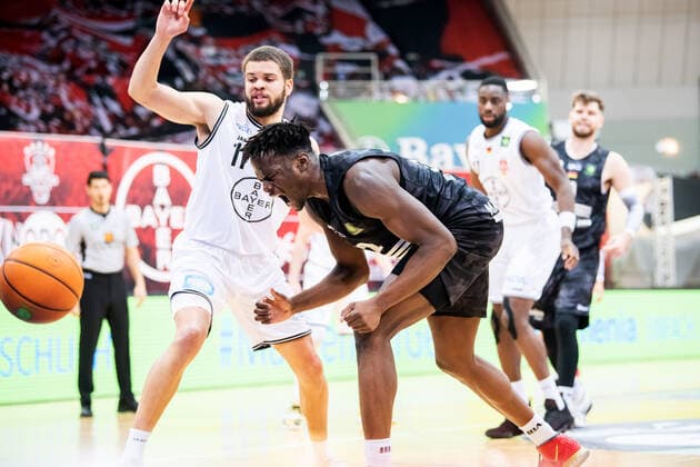 BARMER 2. Basketball Bundesliga ProA Playoff Spieltag 2 Saison 2020 2021 am 20.4.2021 Bayer Giants Leverkusen vs Science City Jena Mitte: Norense Odiase (Jena) schreit seinen Frust raus. Rechts Sheldon Eberhardt (Leverkusen) Ostermann Arena