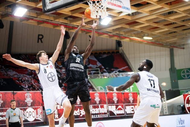 BARMER 2. Basketball Bundesliga ProA Playoff Spieltag 2 Saison 2020 2021 am 20.4.2021 Bayer Giants Leverkusen vs Science City Jena Mitte: Norense Odiase (Jena) ggeen links Valentin Blass (Leverkusen) Ostermann Arena