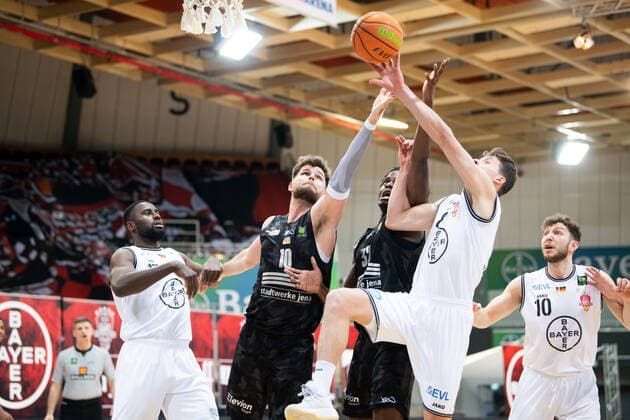 BARMER 2. Basketball Bundesliga ProA Playoff Spieltag 2 Saison 2020 2021 am 20.4.2021 Bayer Giants Leverkusen vs Science City Jena v.li. im Kampf um den Rebound Eddy Edigin JR (Leverkusen), Julius Wolf (Jena), Norense Odiase (Jena) und Valentin Blass (Leverkusen) Ostermann Arena