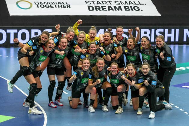 Bilder des Jahres 2021, Sport 04 April Sport Themen der Woche KW16 Sport Bilder des Tages Deutsche Frauen-Handballnationalmannschaft Germany women s national handball team jubelt jubilation, GER, Handball WM 2021 Spanien Play-offs: Deutschland vs. Portugal, Play-offs World Cup Spain 2021 Women s Handball: Germany (GER) vs Portugal (POR) , WESTPRESS Arena Hamm, 20 04 2021 - Germany hosted Portugal this evening at the WESTPRESS Arena Hamm, in a game counting for the first leg of the play-off access to the Women s World Handball Championship Spain 2021., GER, Handball WM 2021 Spanien Play-offs: Deutschland vs. Portugal, Play-offs World Cup Spain 2021 Women s Handball: Germany (GER) vs Portugal (POR) , WESTPRESS Arena Hamm, 20 04 2021 - Germany hosted Portugal this evening at the WESTPRESS Arena Hamm, in a game counting for the first leg of the play-off access to the Women s World Handball Championship Spain 2021 Hamm *** Deutsche Frauen Handballnationalmannschaft Germany women s national handball team jubilation, GER, Handball WM 2021 Spain Play offs Germany vs Portugal, Play offs World Cup Spain 2021 Women s Handball Germany GER vs Portugal POR , WESTPRESS Arena Hamm, 20 04 2021 Germany hosted Portugal this evening at the WESTPRESS Arena Hamm, in a game counting for the first leg of the play off access to the Women s World Handball Championship Spain 2021 , GER, Handball WM 2021 Spain Play offs Germany vs Portugal, Play offs World Cup Spain 2021 Women s Handball Germany GER vs Portugal POR , WESTPRESS Arena Hamm, 20 04 2021 Germany hosted Portugal this evening at the WESTPRESS Arena Hamm, in a game counting for the first leg of the play off access to the Women s World Handball Championship Spain 2021 Hamm Copyright: xEibner-Pressefoto GabrielxBoiax EP_EER