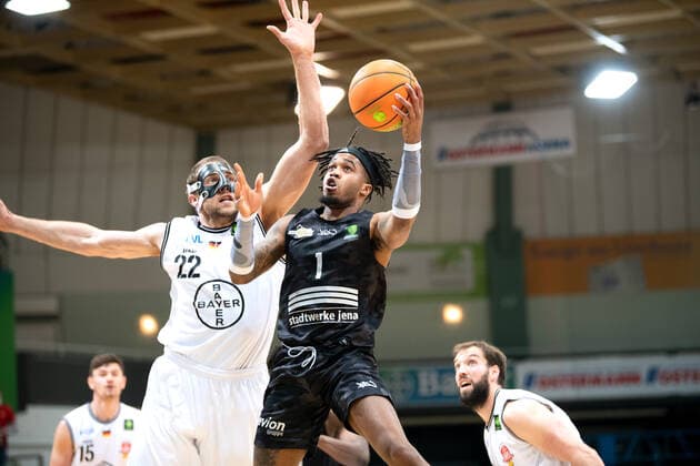 BARMER 2. Basketball Bundesliga ProA Playoff Spieltag 2 Saison 2020 2021 am 20.4.2021 Bayer Giants Leverkusen vs Science City Jena v.re Kasey Hill (Jena) gegen Dennis Heinzmann (Leverkusen) Ostermann Arena