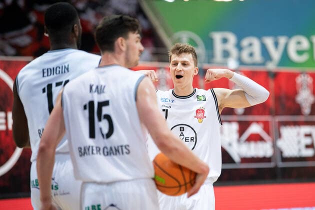 BARMER 2. Basketball Bundesliga ProA Playoff Spieltag 2 Saison 2020 2021 am 20.4.2021 Bayer Giants Leverkusen vs Science City Jena v.re. jubelt mit seinen Teamkollegen Grant Dressler (Leverkusen) Ostermann Arena