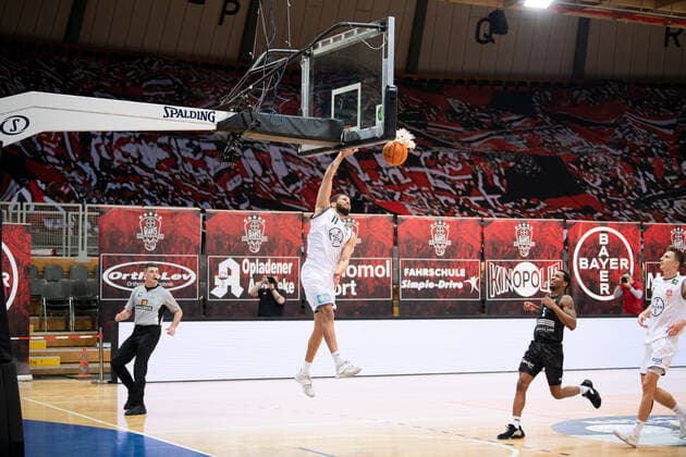 BARMER 2. Basketball Bundesliga ProA Playoff Spieltag 2 Saison 2020 2021 am 20.4.2021 Bayer Giants Leverkusen vs Science City Jena Mitte: Sheldon Eberhardt (Leverkusen) mit dem Dunking Ostermann Arena