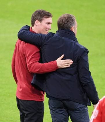 Fussball 1. Bundesliga Saison 20 21: FC Bayern Muenchen - Bayer 04 Leverkusen Fussball 1. Bundesliga Saison 2020 2021 30. Spieltag FC Bayern Muenchen - Bayer 04 Leverkusen 20.04.2021 Trainer Hansi Flick (re, FC Bayern Muenchen)umarmt Trainer Hannes Wolf (li, Bayer 04 Leverkusen) vor dem Spiel FOTO: Markus Ulmer Pressefoto Ulmer Pool xxNOxMODELxRELEASExx DFL regulations prohibit any use of photographs as image sequences and or quasi-video. Muenchen Deutschland