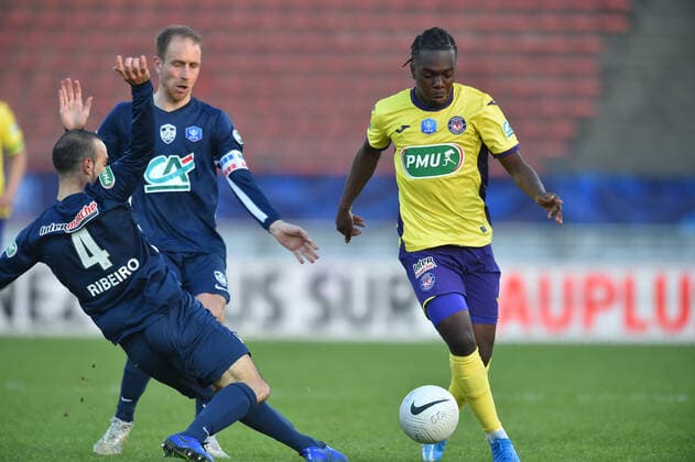 Jean Manuel Ribeiro (rumilly) vs Samuel Kasongo (toulouse) FOOTBALL : GFA Rumilly Vallieres vs Toulouse FC - 1 4 de finale de Coupe de France - 20 04 2021 FredericChambert Panoramic 