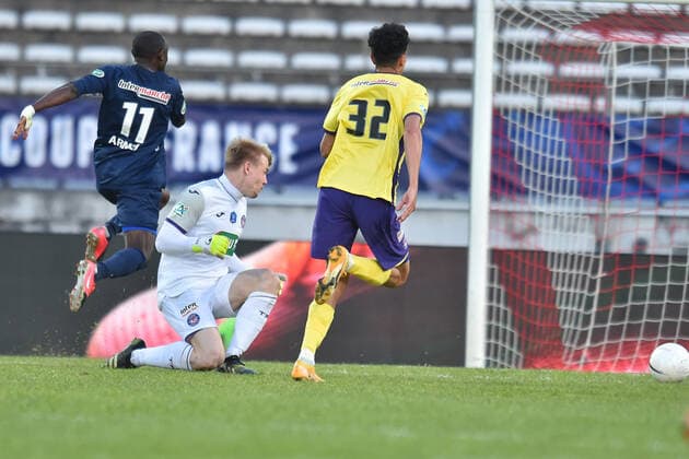 Armel (rumilly) vs Carl Pettersson (toulouse) FOOTBALL : GFA Rumilly Vallieres vs Toulouse FC - 1 4 de finale de Coupe de France - 20 04 2021 FredericChambert Panoramic 