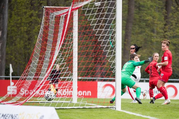 2. Frauen Fussball Bundesliga, 1. FC Koeln - FC Ingolstadt; 21.04.2021 Peggy Kuznik ( 21, 1. FC Koeln) trifft zum 1:0 2. Frauen Fussball Bundesliga, 1. FC Koeln - FC Ingolstadt, Koeln, Geissbockheim DFL REGULATIONS PROHIBIT ANY USE OF PHOTOGRAPHS AS IMAGE SEQUENCES AND OR QUASI-VIDEO. Copyright: xBEAUTIFULxSPORTS Wunderlx