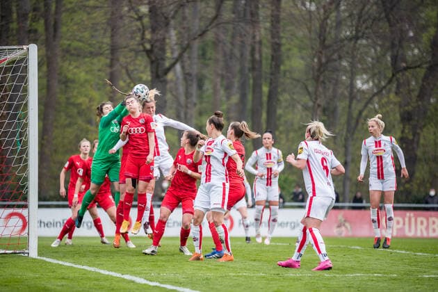2. Frauen Fussball Bundesliga, 1. FC Koeln - FC Ingolstadt; 21.04.2021 Franziska Maier ( 1, FC Ingolstadt) wehrt einen Eckball ab 2. Frauen Fussball Bundesliga, 1. FC Koeln - FC Ingolstadt, Koeln, Geissbockheim DFL REGULATIONS PROHIBIT ANY USE OF PHOTOGRAPHS AS IMAGE SEQUENCES AND OR QUASI-VIDEO. Copyright: xBEAUTIFULxSPORTS Wunderlx
