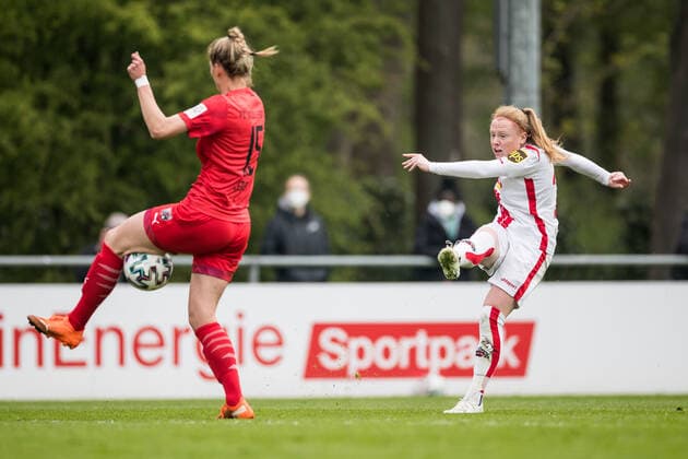 2. Frauen Fussball Bundesliga, 1. FC Koeln - FC Ingolstadt; 21.04.2021 Nadine Zenger ( 15, FC Ingolstadt), Amber Barrett ( 22, 1. FC Koeln) 2. Frauen Fussball Bundesliga, 1. FC Koeln - FC Ingolstadt, Koeln, Geissbockheim DFL REGULATIONS PROHIBIT ANY USE OF PHOTOGRAPHS AS IMAGE SEQUENCES AND OR QUASI-VIDEO. Copyright: xBEAUTIFULxSPORTS Wunderlx