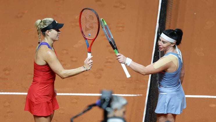 Stuttgart , Porsche Tennis Grand Prix Stuttgart 2021 , von links: Angelique Kerber ( GER ) Ekaterine GORGODZE (GEO)