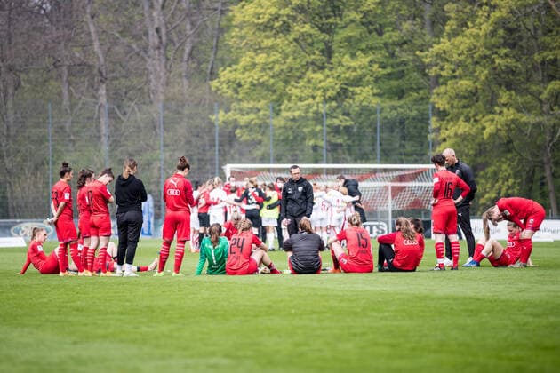 2. Frauen Fussball Bundesliga, 1. FC Koeln - FC Ingolstadt; 21.04.2021 Die Damen des FC Ingolstadt nach dem Spiel 2. Frauen Fussball Bundesliga, 1. FC Koeln - FC Ingolstadt, Koeln, Geissbockheim DFL REGULATIONS PROHIBIT ANY USE OF PHOTOGRAPHS AS IMAGE SEQUENCES AND OR QUASI-VIDEO. Copyright: xBEAUTIFULxSPORTS Wunderlx