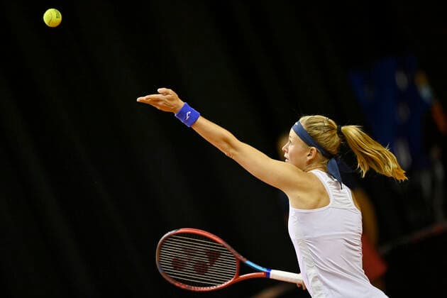 Marie Bouzkova (CZE) Aktion Aufschlag Achtelfinale Tennis Damen Porsche-Cup Porsche Tennis Grand Prix GP Stuttgart 2021 Porsche-Arena 21.04.2021 Porsche Tennis Grand Prix Stuttgart 2021