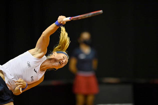 Marie Bouzkova (CZE) Aktion Aufschlag Achtelfinale Tennis Damen Porsche-Cup Porsche Tennis Grand Prix GP Stuttgart 2021 Porsche-Arena 21.04.2021 Porsche Tennis Grand Prix Stuttgart 2021