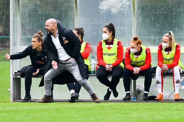 v.li.: Mirella Junker (Co-Trainer FC Köln), Sascha Glass (Trainer, Cheftrainer, 1. FC Köln) feuern ihre Mannschaft an, gibt Anweisungen, gestikuliert, mit den Armen gestikulieren, gives instructions, gesticulate, 21.04.2021, Köln (Deutschland), Fussball, 2. Frauen-Bundesliga Süd, 1. FC Köln - FC Ingolstadt, DFB DFL REGULATIONS PROHIBIT ANY USE OF PHOTOGRAPHS AS IMAGE SEQUENCES AND OR QUASI-VIDEO.