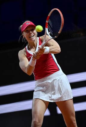 Anett Kontaveit (EST) Aktion Achtelfinale Tennis Damen Porsche-Cup Porsche Tennis Grand Prix GP Stuttgart 2021 Porsche-Arena 21.04.2021 Porsche Tennis Grand Prix Stuttgart 2021