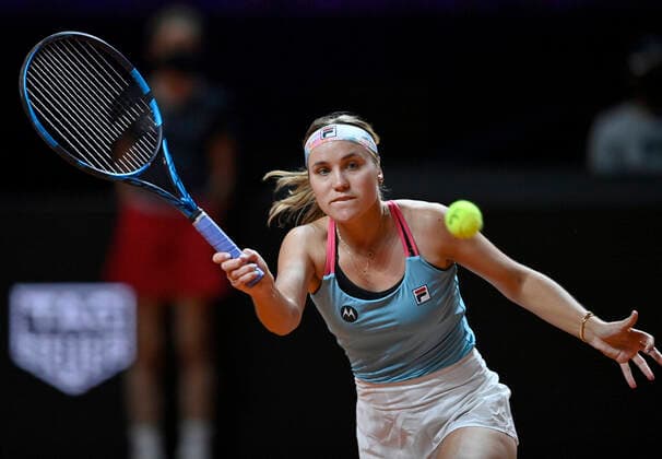 Sofia Kenin (USA) Aktion Achtelfinale Tennis Damen Porsche-Cup Porsche Tennis Grand Prix GP Stuttgart 2021 Porsche-Arena 21.04.2021 Porsche Tennis Grand Prix Stuttgart 2021