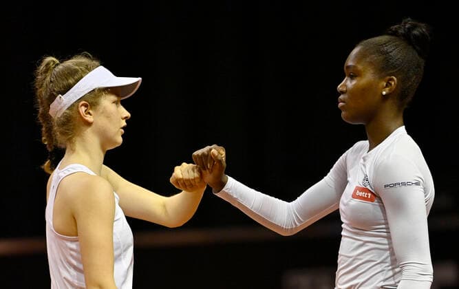 Doppel Julia Middendorf (GER) (links) zusammen mit Noma NOHA AKUGUE (GER) (rechts) Abstimmung Absprache Gestik, Geste Tennis Damen Porsche-Cup Porsche Tennis Grand Prix GP Stuttgart 2021 Porsche-Arena 21.04.2021 Porsche Tennis Grand Prix Stuttgart 2021