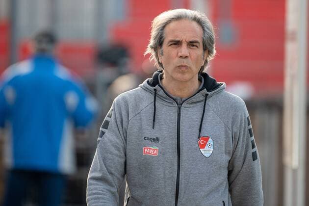 Chef-Trainer Serdar Dayat (Tuerkguecue Muenchen) nach dem Interview, SpVgg Unterhaching vs. Tuerkguecue Ataspor Muenchen, 21.04.2021 DFB regulations prohibit any use of photographs as image sequences and or quasi-video Unterhaching Bayern Deutschland