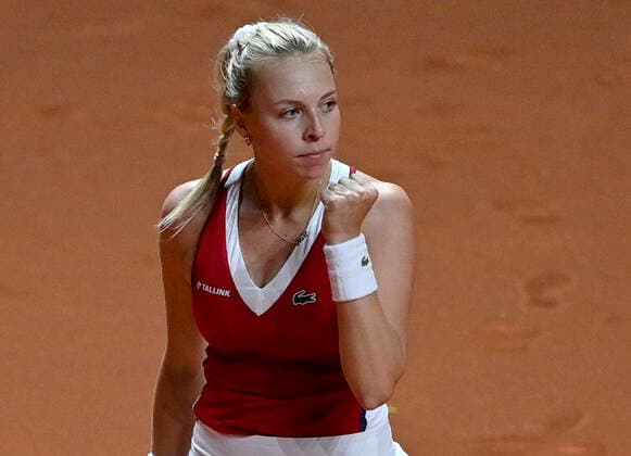 Anett Kontaveit (EST) jubelt nach Matchgewinn Gestik, Geste Faust geballt Achtelfinale Tennis Damen Porsche-Cup Porsche Tennis Grand Prix GP Stuttgart 2021 Porsche-Arena 21.04.2021 Porsche Tennis Grand Prix Stuttgart 2021