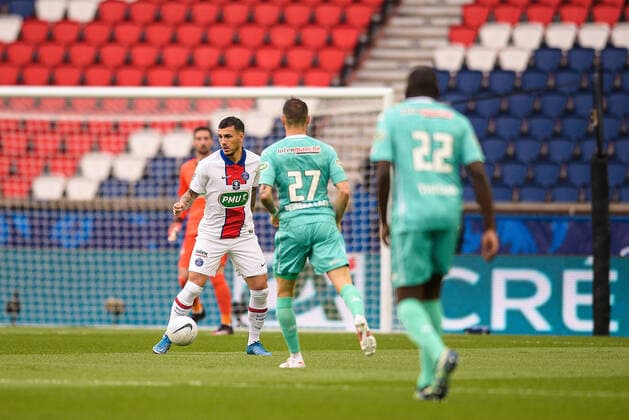Leandro Paredes ( 8 - PSG ) - PEREIRA LAGE Mathias ( 27 - Angers ) - FOOTBALL : Paris Saint Germain vs Angers - Coupe de France - Paris - 21 04 2021 FedericoPestellini Panoramic 