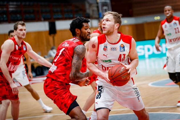 rechts Christian Sengfelder (Brose Bamberg, 43) links Perry Jones (s.oliver Würzburg, 01) s.oliver Würzburg Wuerzburg - Brose Bamberg, easyCredit Basketball Bundesliga, Saison 2020-2021, 22. Spieltag, Bayreuth, Germany, Oberfrankenhalle, 20.04.2021 -