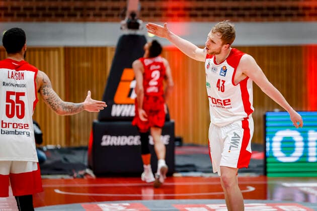 rechts Christian Sengfelder (Brose Bamberg, 43) links Tyler Larson (Brose Bamberg, 55) s.oliver Würzburg Wuerzburg - Brose Bamberg, easyCredit Basketball Bundesliga, Saison 2020-2021, 22. Spieltag, Bayreuth, Germany, Oberfrankenhalle, 20.04.2021 -