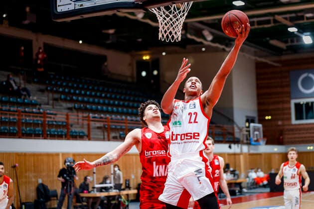 rechts Chase Fieler (Brose Bamberg, 20) links Joshua Obiesie (s.oliver Würzburg, 06) s.oliver Würzburg Wuerzburg - Brose Bamberg, easyCredit Basketball Bundesliga, Saison 2020-2021, 22. Spieltag, Bayreuth, Germany, Oberfrankenhalle, 20.04.2021 -