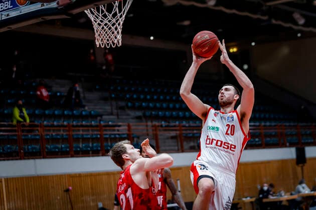 rechts Chase Fieler (Brose Bamberg, 20) links Florian Koch (s.oliver Würzburg, 21) s.oliver Würzburg Wuerzburg - Brose Bamberg, easyCredit Basketball Bundesliga, Saison 2020-2021, 22. Spieltag, Bayreuth, Germany, Oberfrankenhalle, 20.04.2021 -