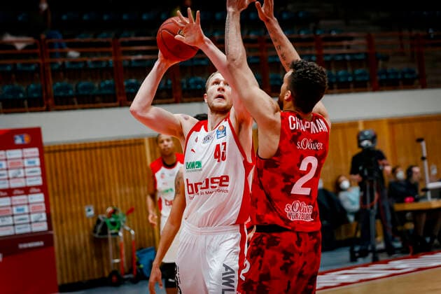 links Christian Sengfelder (Brose Bamberg, 43) rechts Brekkott Chapman (s.oliver Würzburg, 02) s.oliver Würzburg Wuerzburg - Brose Bamberg, easyCredit Basketball Bundesliga, Saison 2020-2021, 22. Spieltag, Bayreuth, Germany, Oberfrankenhalle, 20.04.2021 -