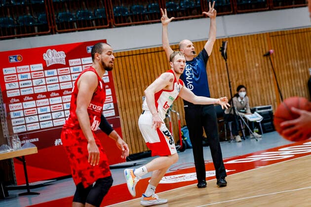 rechts Christian Sengfelder (Brose Bamberg, 43) links Alex King (s.oliver Würzburg, 77) s.oliver Würzburg Wuerzburg - Brose Bamberg, easyCredit Basketball Bundesliga, Saison 2020-2021, 22. Spieltag, Bayreuth, Germany, Oberfrankenhalle, 20.04.2021 -