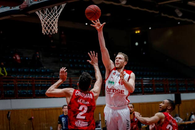 rechts Christian Sengfelder (Brose Bamberg, 43) links Brekkott Chapman (s.oliver Würzburg, 02) s.oliver Würzburg Wuerzburg - Brose Bamberg, easyCredit Basketball Bundesliga, Saison 2020-2021, 22. Spieltag, Bayreuth, Germany, Oberfrankenhalle, 20.04.2021 -